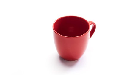 beyaz zemin üzerine kırmızı seramik kupa