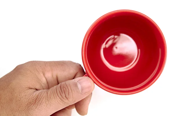 Vista superior de la mano sosteniendo vacío taza de café rojo — Foto de Stock