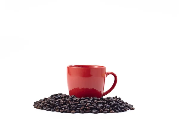 Kaffeetasse mit Kaffeebohnen auf weißem Hintergrund — Stockfoto