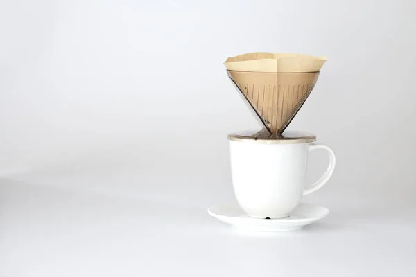 Tropfen Kaffeetasse frisch heiß auf dem Papierfilter — Stockfoto