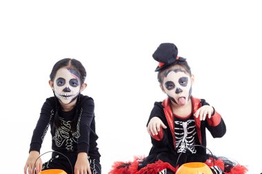 çocuk hile veya beyaz arka plan üzerinde tedavi