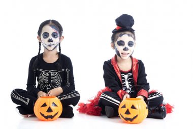 çocuk hile veya beyaz arka plan üzerinde tedavi