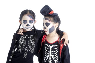 Yüz boyası ve Cadılar Bayramı kostümleri ile Asyalı Çocuklar