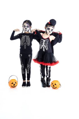 Yüz boyası ve Cadılar Bayramı kostümleri ile Asyalı Çocuklar