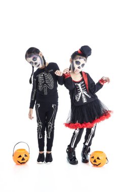 Yüz boyası ve Cadılar Bayramı kostümleri ile Asyalı Çocuklar