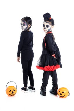 Yüz boyası ve Cadılar Bayramı kostümleri ile Asyalı Çocuklar