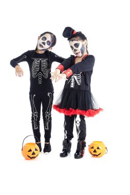 Yüz boyası ve Cadılar Bayramı kostümleri ile Asyalı Çocuklar