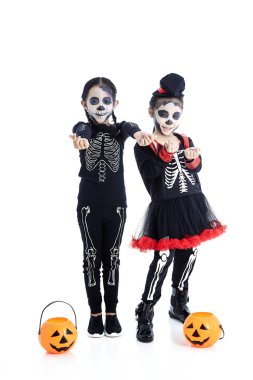 Yüz boyası ve Cadılar Bayramı kostümleri ile Asyalı Çocuklar