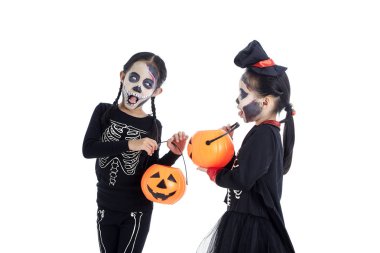 Yüz boyası ve Cadılar Bayramı kostümleri ile Asyalı Çocuklar