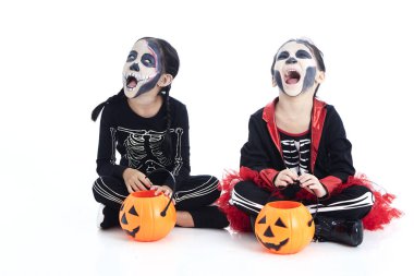 çocuk hile veya beyaz arka plan üzerinde tedavi