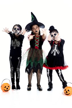 Asyalı grup çocukları ile Cadılar Bayramı partisi