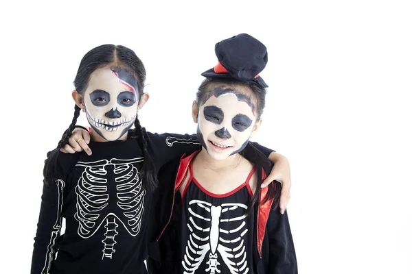 Aziatische kinderen met Face-Paint en Halloween kostuums — Stockfoto