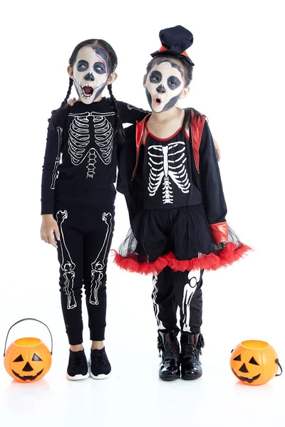 Aziatische kinderen met Face-Paint en Halloween kostuums — Stockfoto