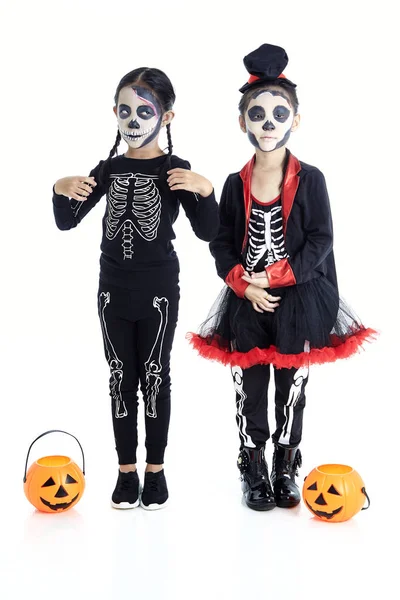 Aziatische kinderen met Face-Paint en Halloween kostuums — Stockfoto