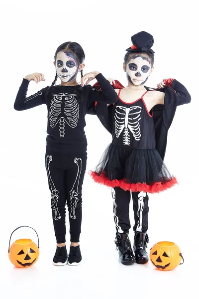 Asiático crianças com pintura facial e trajes de Halloween — Fotografia de Stock