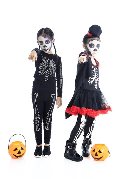Asiático crianças com pintura facial e trajes de Halloween — Fotografia de Stock