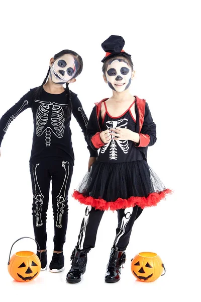 Aziatische kinderen met Face-Paint en Halloween kostuums — Stockfoto