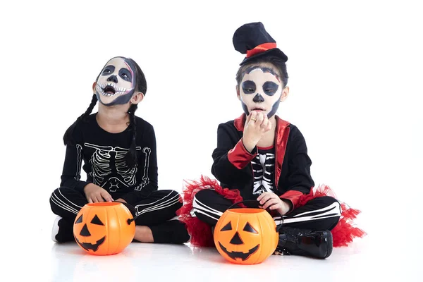 Kinder tricksen oder behandeln auf weißem Hintergrund — Stockfoto