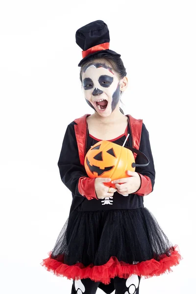 Niña sosteniendo jack o linterna cesta de calabaza — Foto de Stock