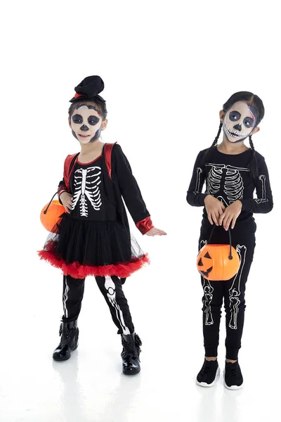 Aziatische kinderen met Face-Paint en Halloween kostuums — Stockfoto