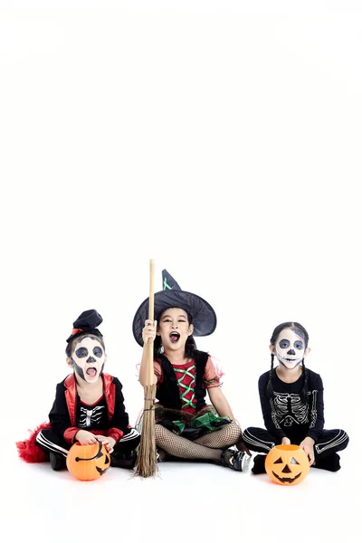 Festa di Halloween con bambini di gruppo asiatici — Foto Stock