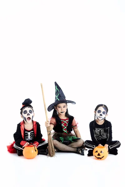 Halloweenfest med asiatiska grupp barn — Stockfoto