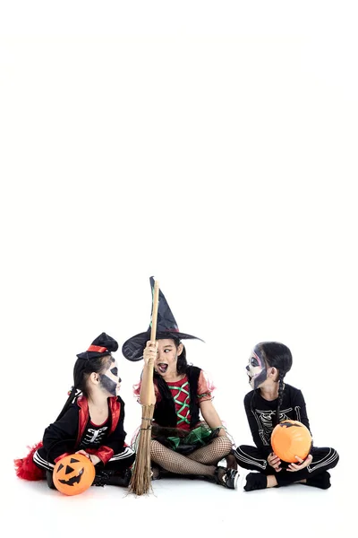 Halloween Party az ázsiai csoport gyermekei — Stock Fotó