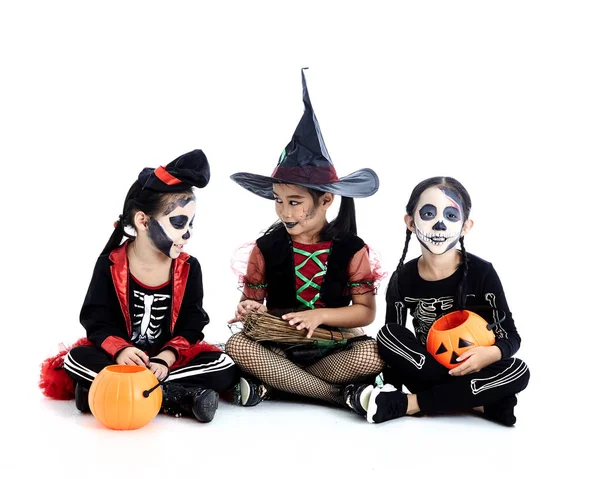 Fiesta de Halloween con los niños del grupo asiático — Foto de Stock