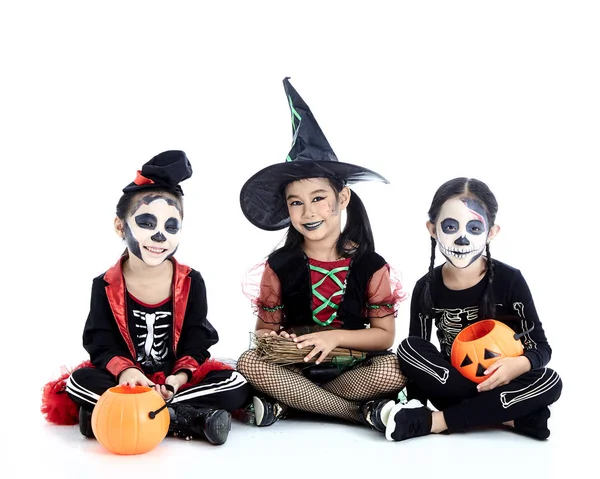 Halloween partie avec asiatique groupe enfants — Photo