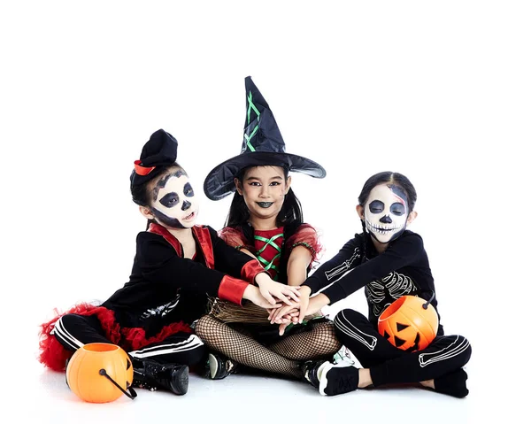 Festa di Halloween con bambini di gruppo asiatici — Foto Stock