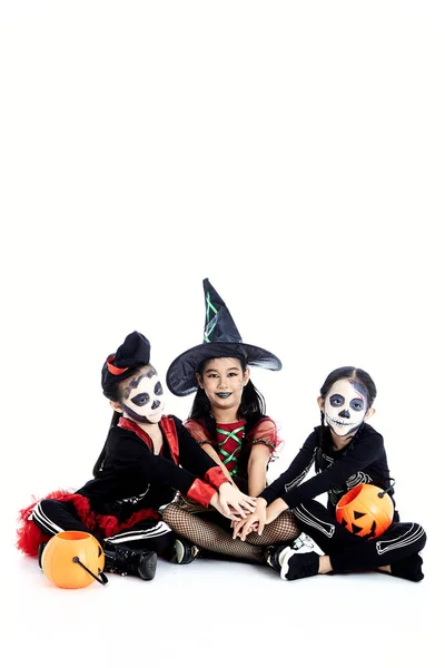 Halloweenfest med asiatiska grupp barn — Stockfoto