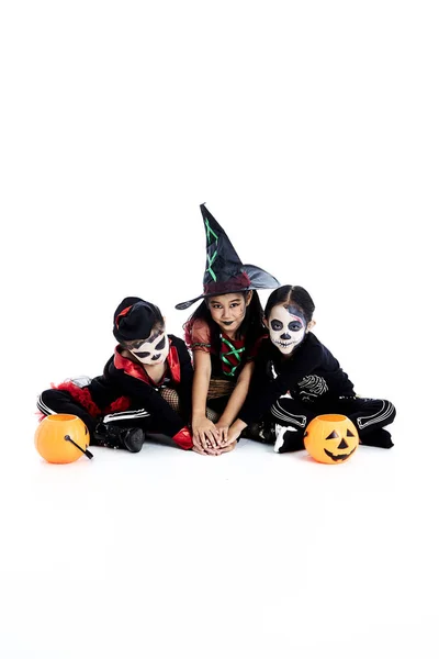 Halloweenská párty s dětmi asijských skupin — Stock fotografie