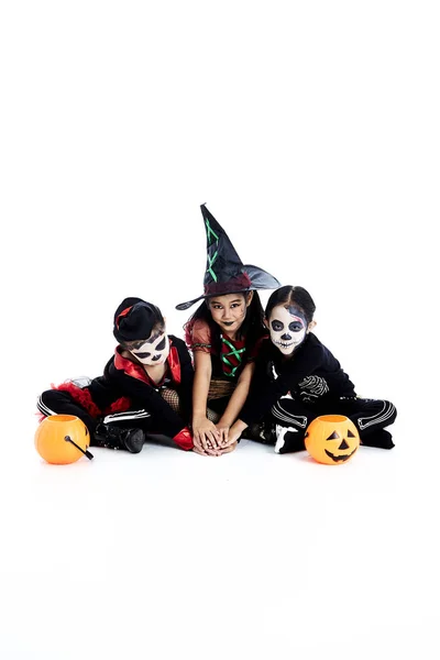 Halloween feest met Aziatische groep kinderen — Stockfoto