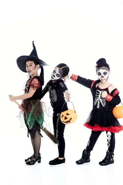 Halloween feest met Aziatische groep kinderen — Stockfoto