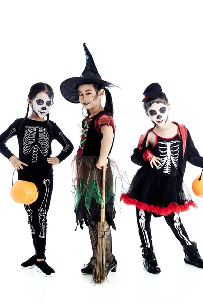Fiesta de Halloween con los niños del grupo asiático —  Fotos de Stock