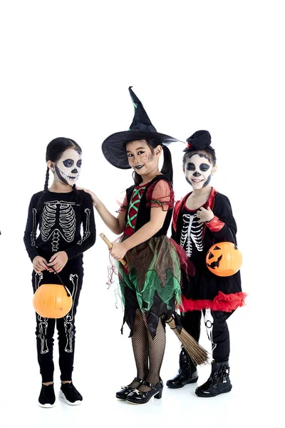 Impreza Halloween z azjatyckimi dziećmi grupy — Zdjęcie stockowe