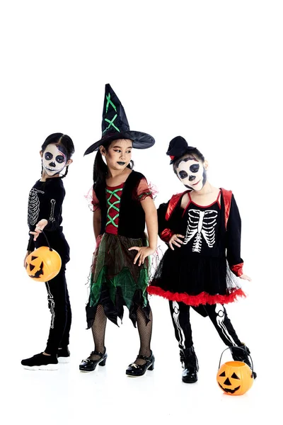 Halloweenfest med asiatiska grupp barn — Stockfoto