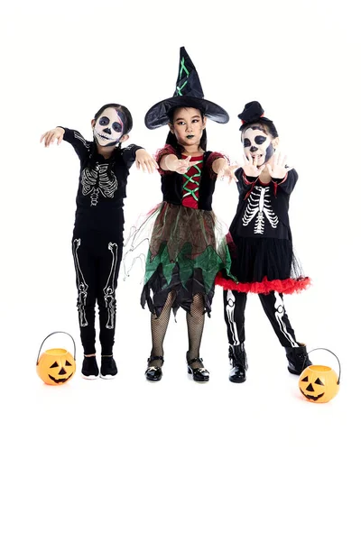 Halloweenfest med asiatiska grupp barn — Stockfoto