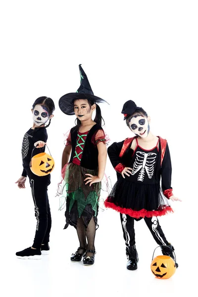 Halloweenfest med asiatiska grupp barn — Stockfoto