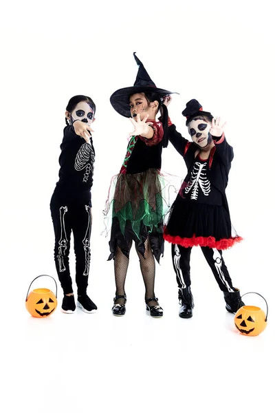 Halloween Party az ázsiai csoport gyermekei — Stock Fotó