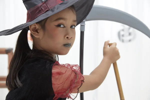 Niña feliz disfrazada de bruja a Halloween — Foto de Stock