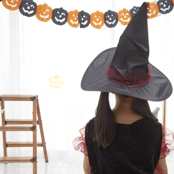 Gelukkig kind meisje in heks kostuum voor halloween — Stockfoto
