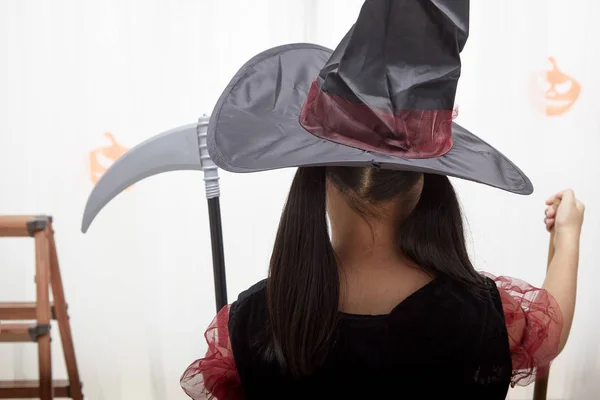 Niña feliz disfrazada de bruja a Halloween —  Fotos de Stock