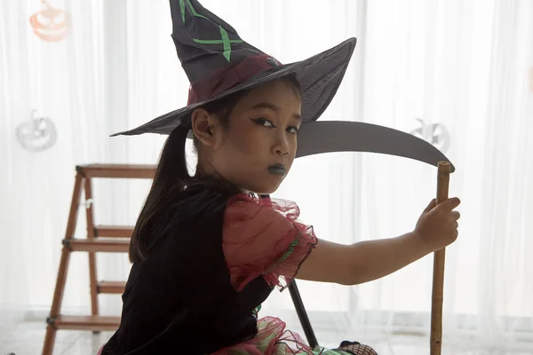 Menina criança feliz no traje de bruxa para o dia das bruxas — Fotografia de Stock