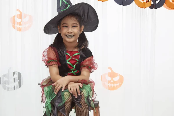 Šťastné dítě dívka v čarodějnice kostým na halloween — Stock fotografie