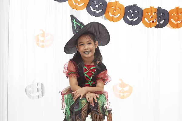 Lyckligt barn flicka i häxa kostym till halloween — Stockfoto
