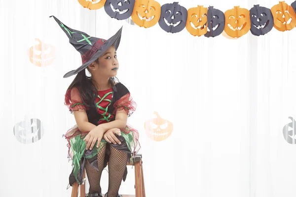 Niña feliz disfrazada de bruja a Halloween —  Fotos de Stock