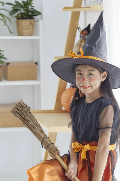 Gelukkig kind meisje in heks kostuum voor halloween — Stockfoto