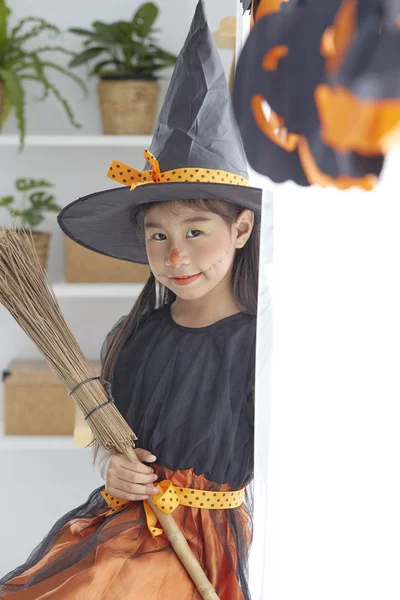 Gelukkig kind meisje in heks kostuum voor halloween — Stockfoto