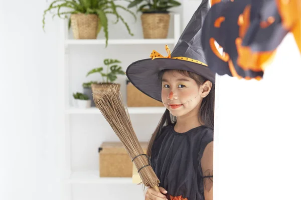 Boldog gyermek lány halloween boszorkány ruha — Stock Fotó